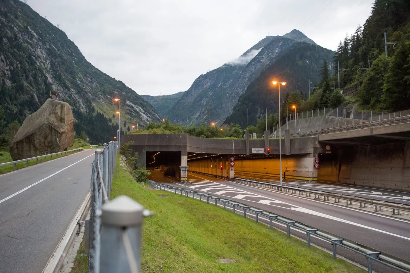 Betonteile Fielen Auf Die Fahrbahn – Gotthardtunnel In Beide Richtungen ...