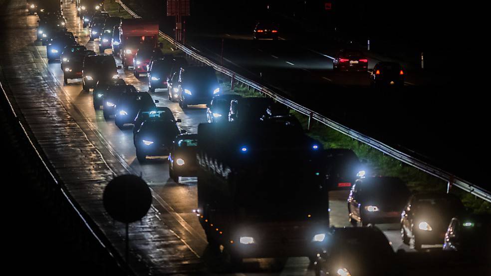 Unfall Mit Fünf Fahrzeugen: Stau Auf A1 Zwischen Oftringen Und Aarau ...