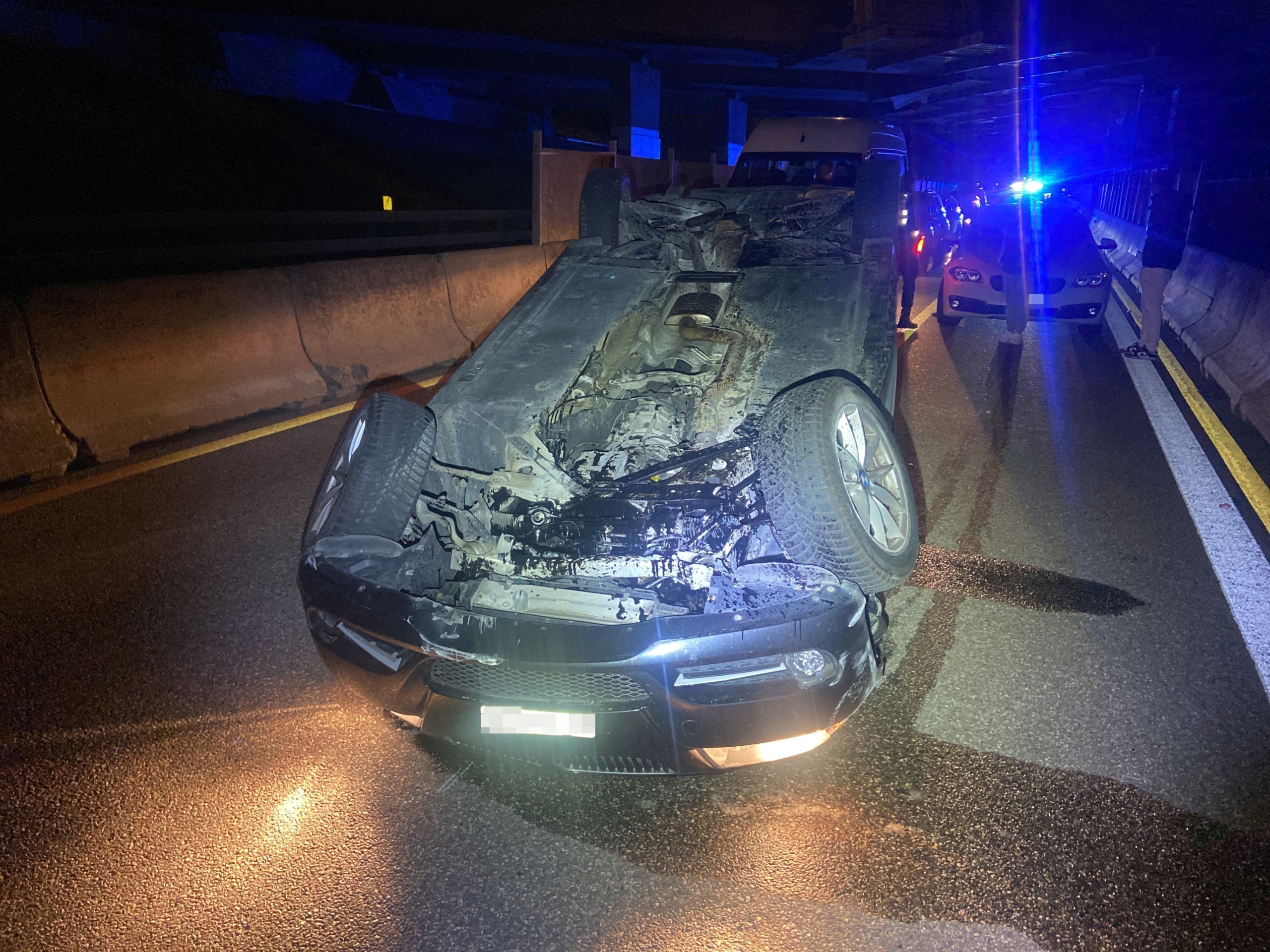 Car overturns on A3 in Eiken – three people slightly injured